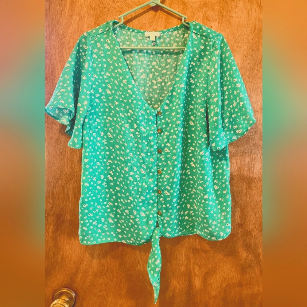 Charming Charlie's Kelly Green button up floral top size lg